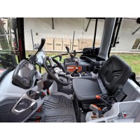 Traktor NTS 704-PRO s čelnim nakladačem